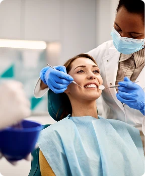 Asistente dental preparando instrumentos de alta tecnología en el consultorio odontológico en San Miguel.